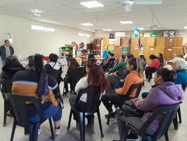 Conversatorio "Construyendo redes de cuidado amoroso por las infancias" en el Jardín N° 163