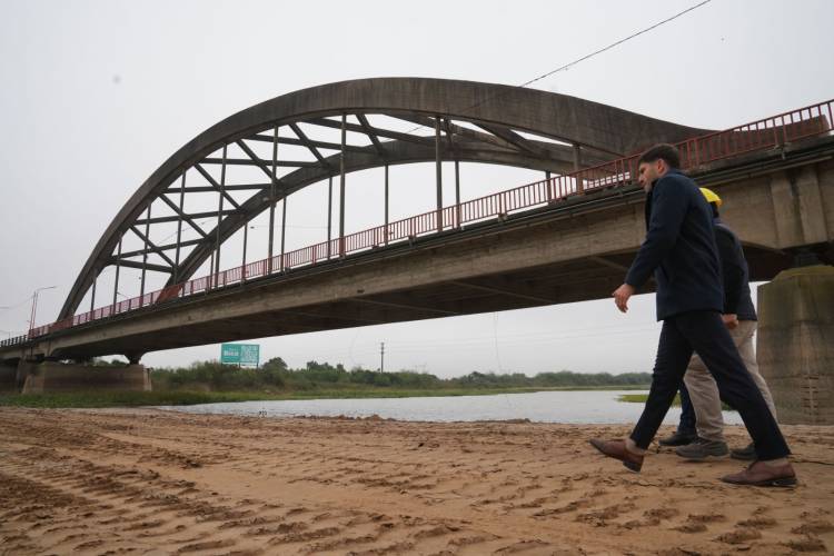 Nuevo Puente Santa Fe-Santo Tomé: Pullaro inspeccionó la finalización del movimiento de suelo y ahora viene la colocación de los pilotes