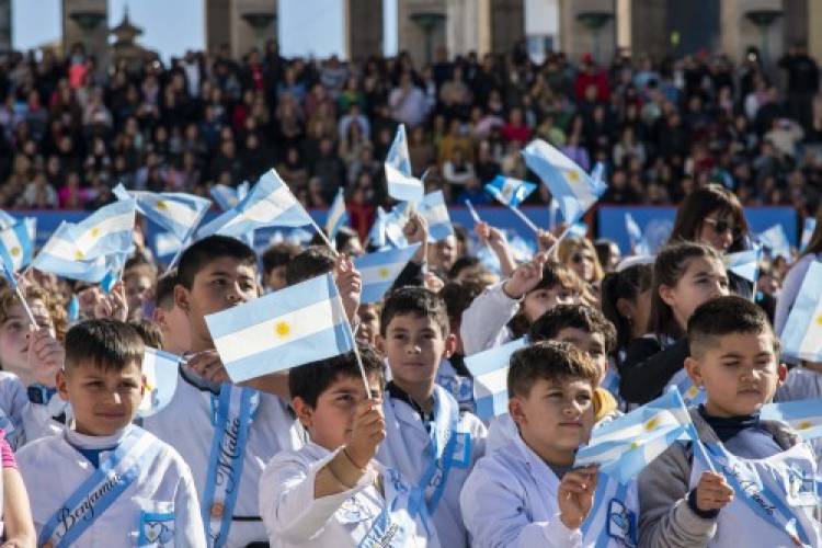 Miles de escolares de todo el país protagonizaron las promesas de lealtad a la Bandera