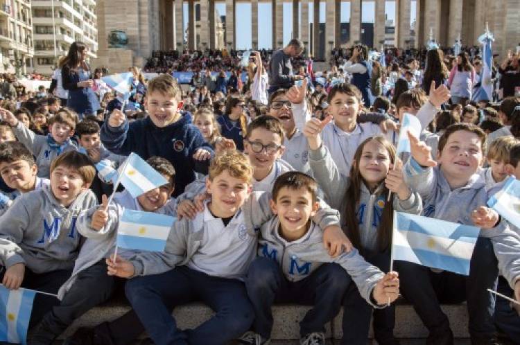 Miles de escolares de todo el país protagonizaron las promesas de lealtad a la Bandera