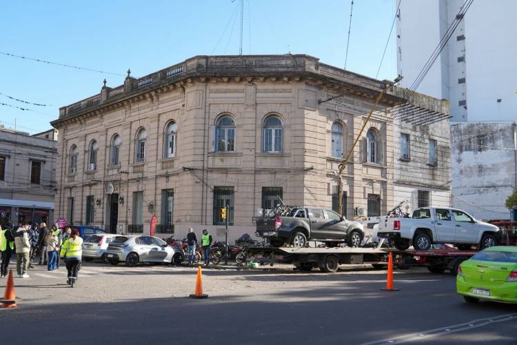 Provincia comenzó a retirar de las comisarías de Santa Fe los vehículos secuestrados por ilícitos