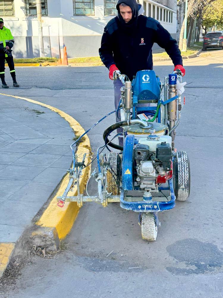 Santo Tomé moderniza su señalización vial con nueva maquinaria especializada