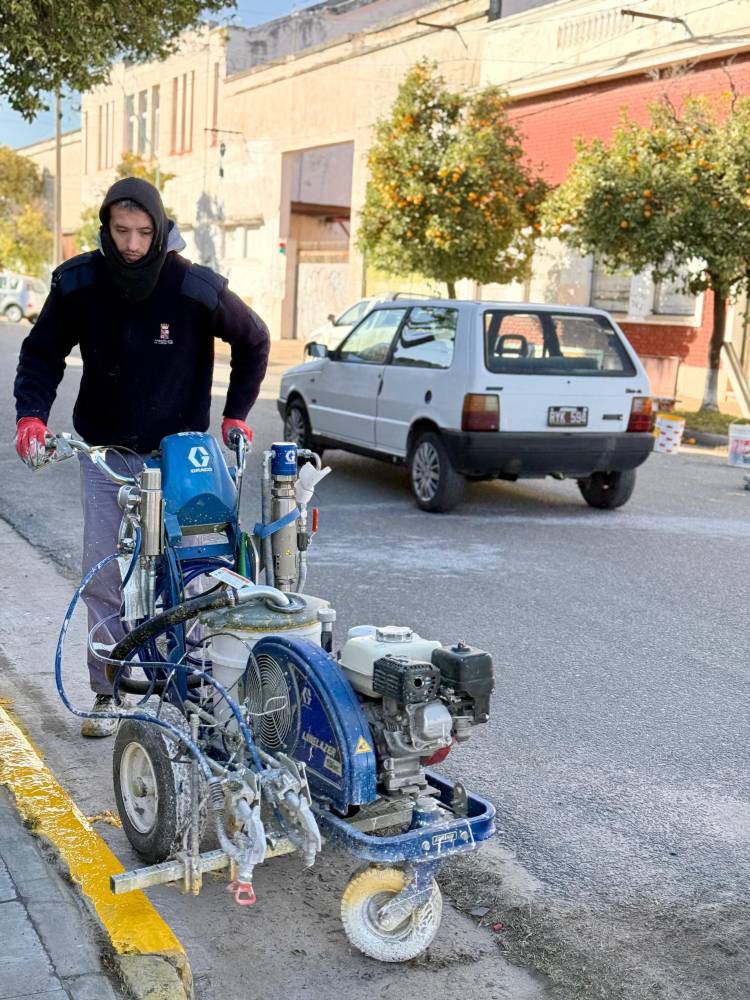 Santo Tomé moderniza su señalización vial con nueva maquinaria especializada