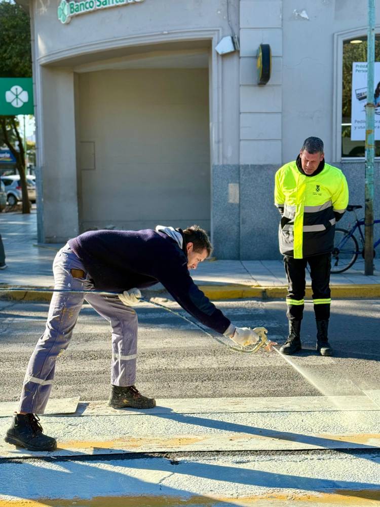 Santo Tomé moderniza su señalización vial con nueva maquinaria especializada