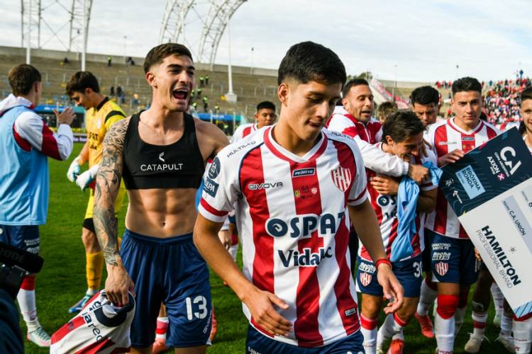 Los penales sellaron el regreso de Unión de Santa Fe a los Octavos de Final