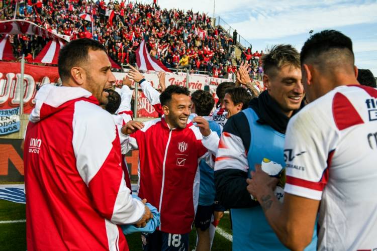 Los penales sellaron el regreso de Unión de Santa Fe a los Octavos de Final