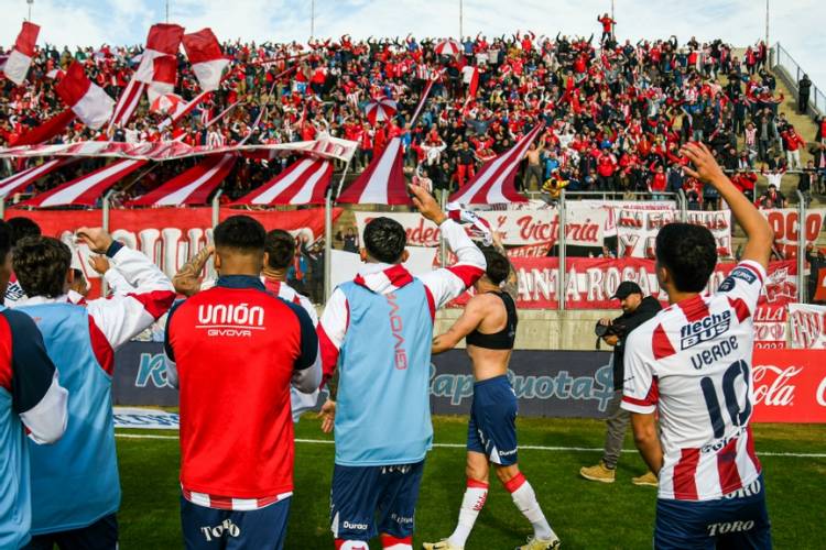 Los penales sellaron el regreso de Unión de Santa Fe a los Octavos de Final