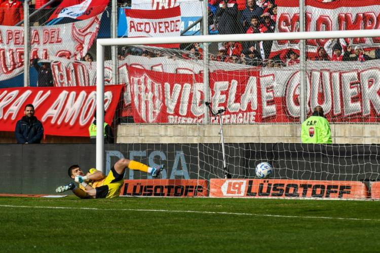 Los penales sellaron el regreso de Unión de Santa Fe a los Octavos de Final