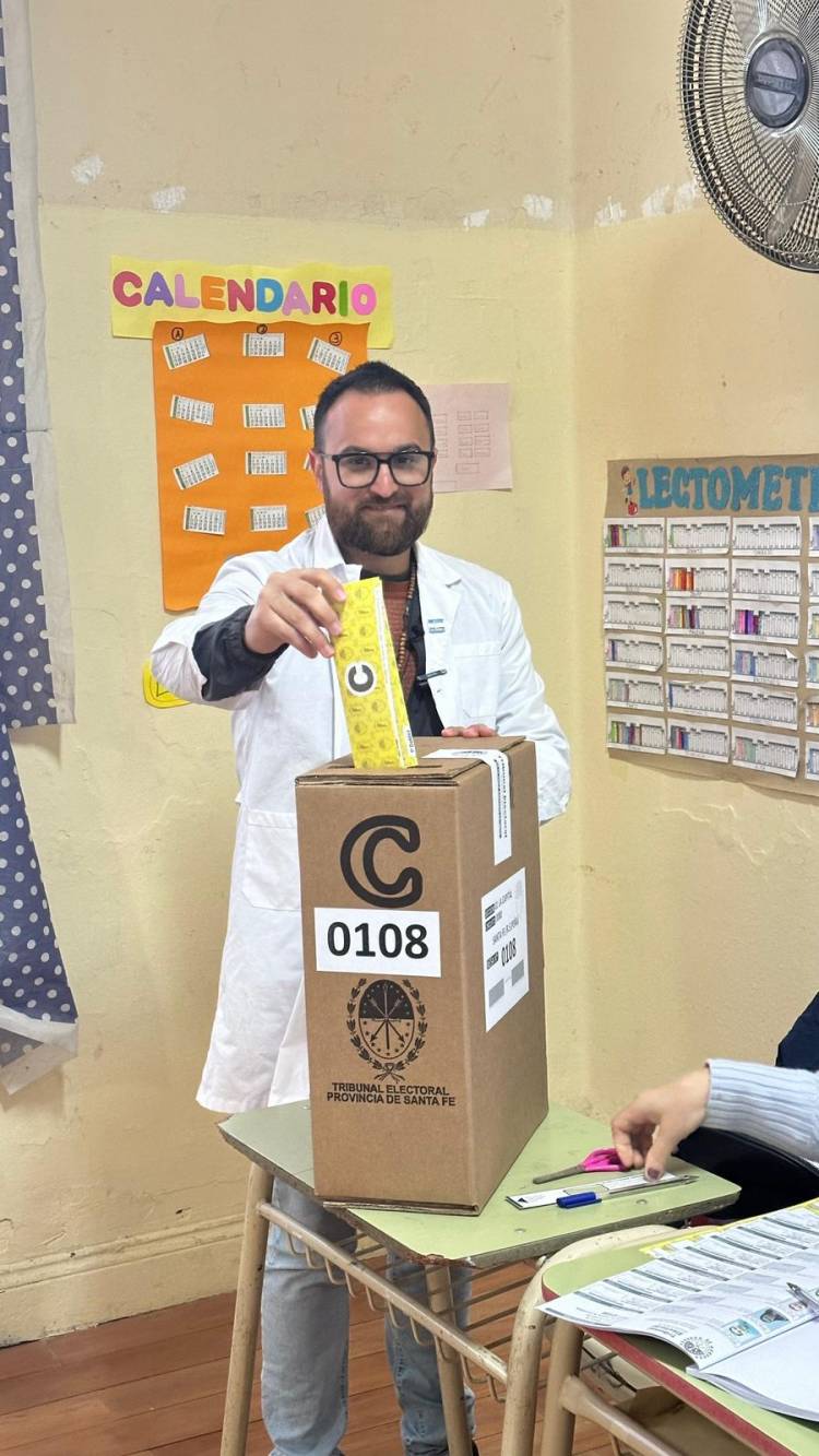 En la escuela Normal San Martín votó el "profe" Pedro Medei