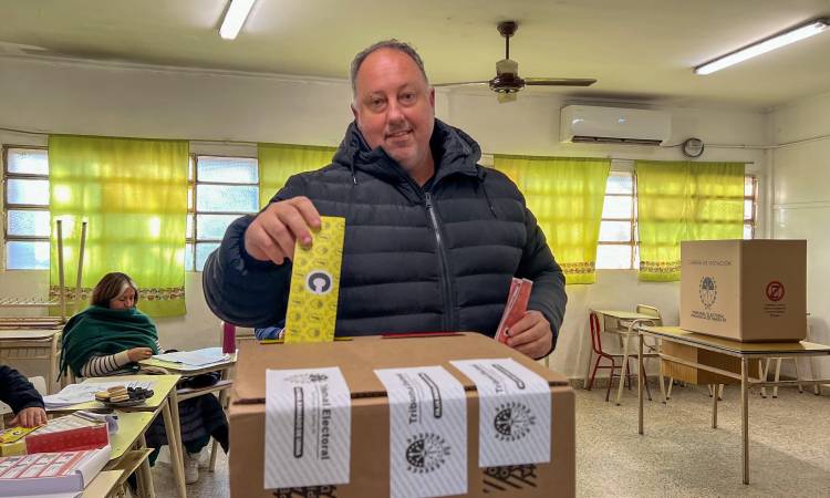 En Sauce Viejo votó el candidato a concesión Carlos Piedrabuena