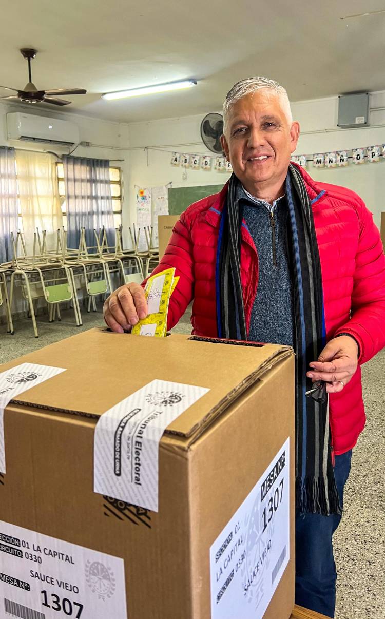 Sobre el mediodía votó el intendente Mario Papaleo, candidato a la reelección en Sauce Viejo