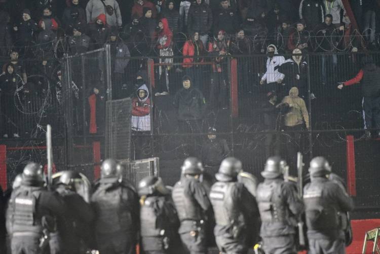 Colón - Mitre, suspendido por serios incidentes en el Brigadier