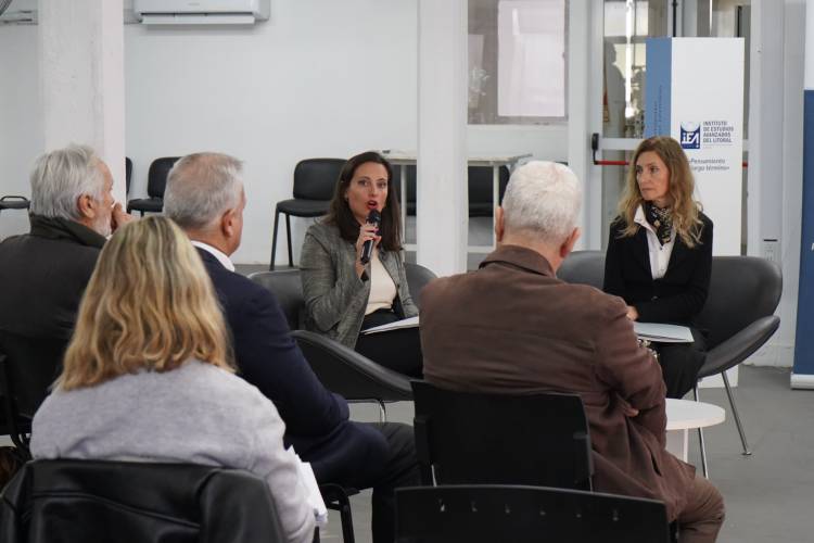 Farías destacó la importancia de incorporar la cuestión ambiental y el cambio climático, y los tratados internacionales a la nueva Constitución de Santa Fe