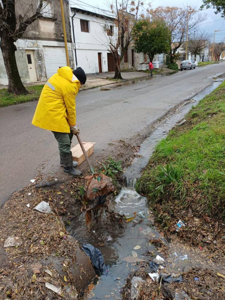 El Municipio trabaja en la limpieza de bocas de tormenta y puntos críticos de la ciudad