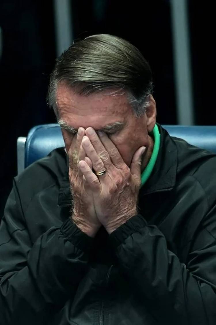 Al igual que Cristina Kirchner, Jair Bolsonaro deberá cumplir prisión domiciliaria con tobillera