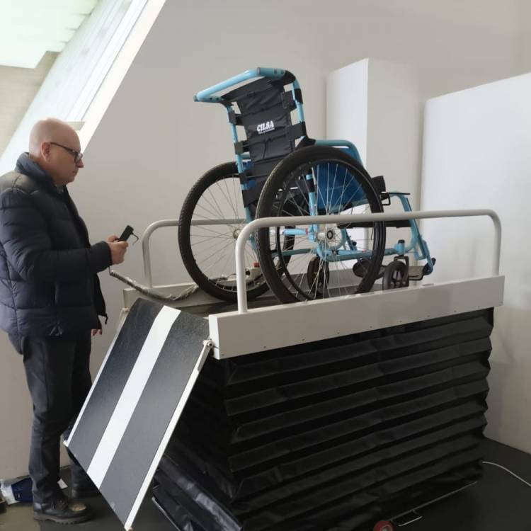La Municipalidad incorporó un nuevo elevador para mejorar la accesibilidad en espacios públicos