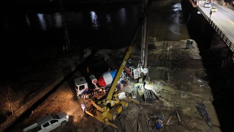 De día y de noche, avanza a paso firme la construcción del nuevo Puente Santa Fe-Santo Tomé