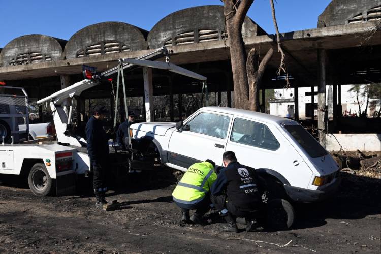La Municipalidad trasladó al Ex Frigorífico autos abandonados en la vía pública