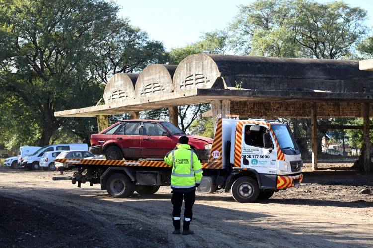 La Municipalidad trasladó al Ex Frigorífico autos abandonados en la vía pública