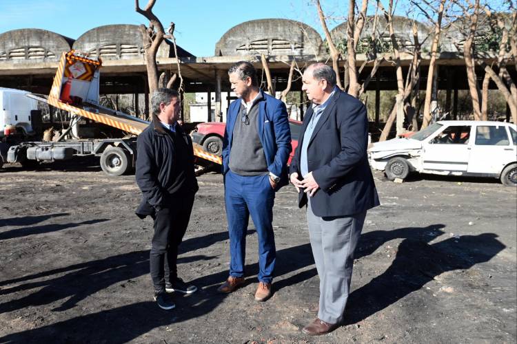 La Municipalidad trasladó al Ex Frigorífico autos abandonados en la vía pública