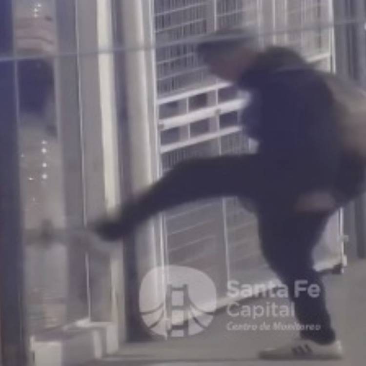 La GSI y el 911 detuvieron a un hombre que vandalizó vidrieras comerciales