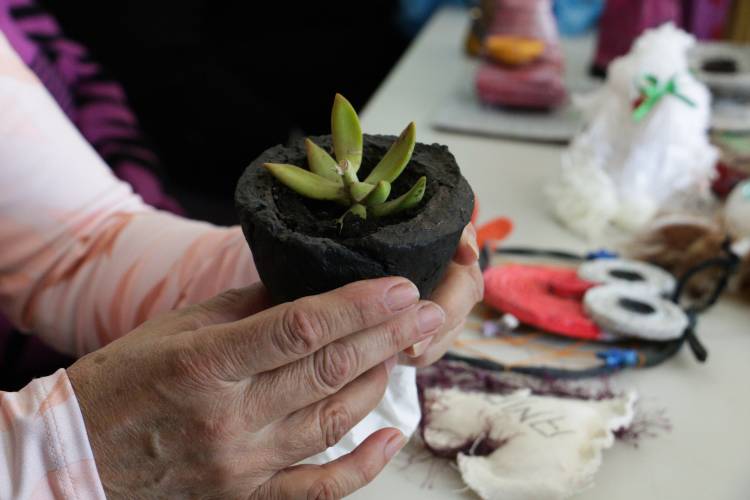 Verde Arte, un taller donde lo reciclado, la creatividad y la contención van de la mano