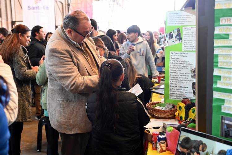 Poletti participó de la apertura de la Feria Provincial de Proyectos en la Estación Belgrano