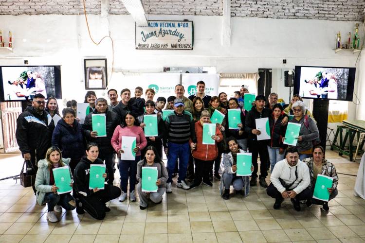 Poletti entregó 25 nuevas escrituras a vecinos de distintos barrios
