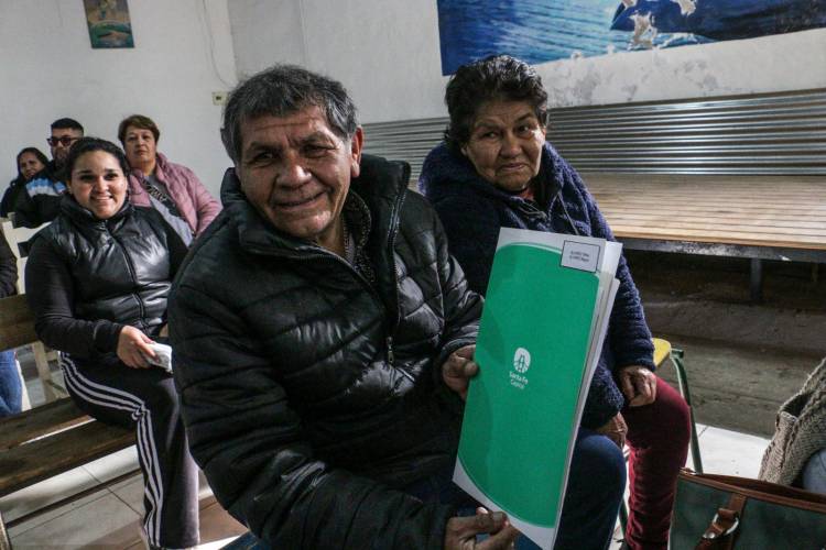 Poletti entregó 25 nuevas escrituras a vecinos de distintos barrios