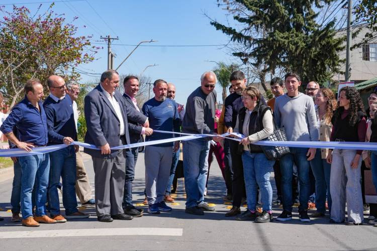 Pullaro inauguró la pavimentación de calle Larrea, la primera de 5 obras del Acuerdo Capital
