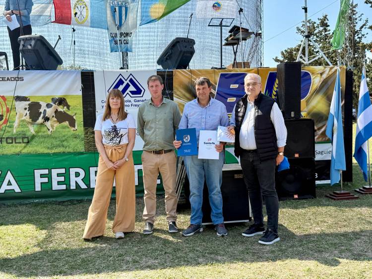 Calvo estuvo presente en la fiesta del costillar a la estaca en Santa Clara de Saguier