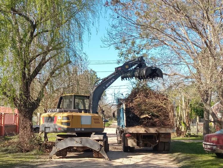 Colastiné Norte: continúan los trabajos de mantenimiento vial y de espacios verdes