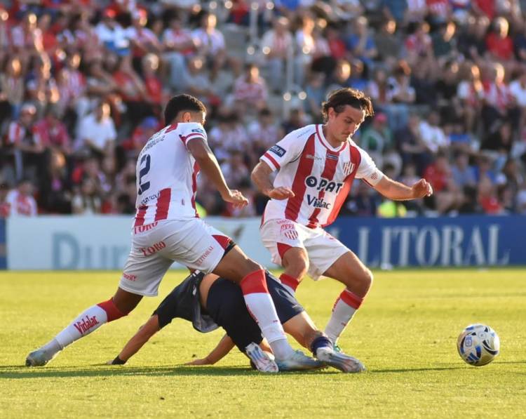 Unión empató como local y mantuvo la punta de su zona