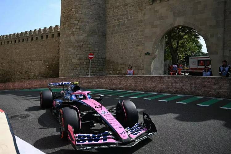 Colapínto terminó último en Bakú tras ser chocado por su excompañero Alex Albon