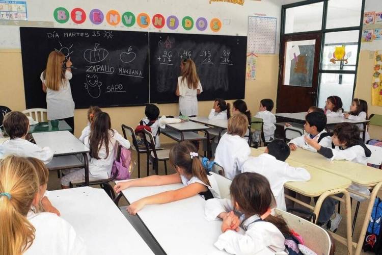 Asistencia Perfecta: casi 60 mil docentes, directivos, secretarios, preceptores y asistentes escolares cobrarán este martes el incentivo mensual de agosto