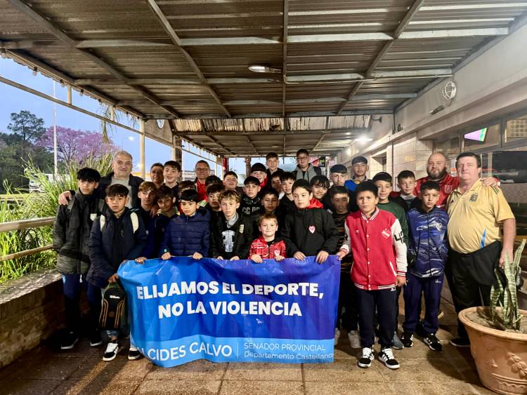 Viaje de chicos de la Liga Rafaelina a Santa Fe y Paraná, promocionado por el senador Calvo