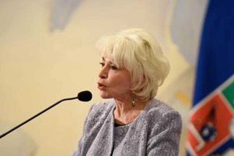 Isabel Allende recibió la Medalla Rectoral de la Universidad de Chile por su contribución a la literatura