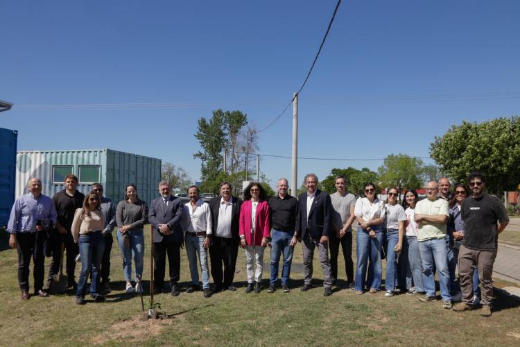Empresas del PTLC plantaron árboles en el marco del programa de graduados de la UNL  
