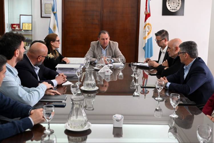 Poletti recibió el informe de la Comisión que analizó la situación de la Caja de Jubilaciones Municipal