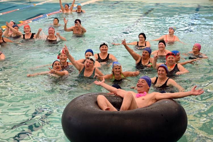 Adultos mayores finalizaron la temporada de natación con actividades y fiesta de despedida