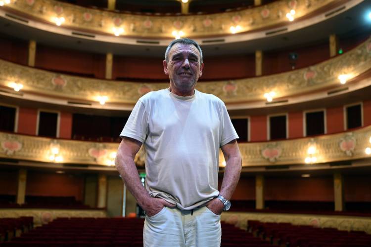Más de 40 años detrás del telón: Oscar Peiteado, el guardián técnico del Teatro Municipal