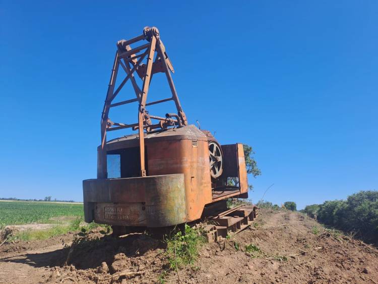 Símbolo del abandono: en el avance de la limpieza del Canal Aguiar por parte de Provincia, hallaron restos de una máquina excavadora