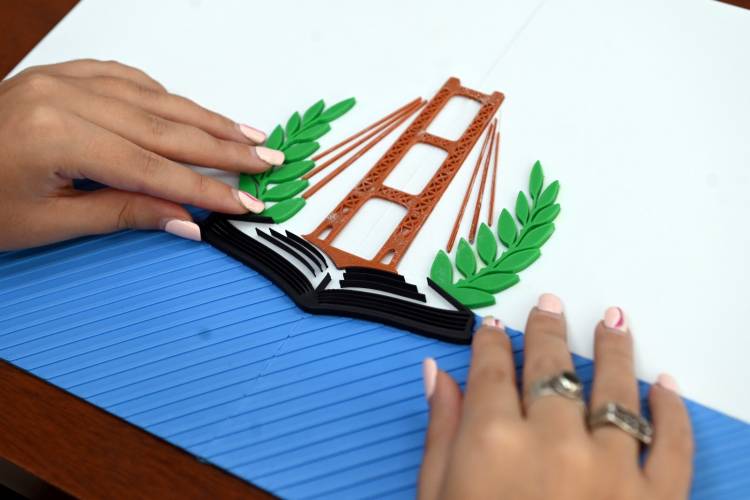 En formato táctil y con audiodescripción: la bandera de la ciudad también tiene su versión accesible