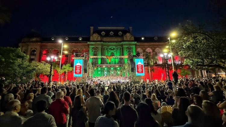 Más de 3 mil personas disfrutaron del concierto “Santa Fe Canta la Navidad” en la Plaza 25 de Mayo