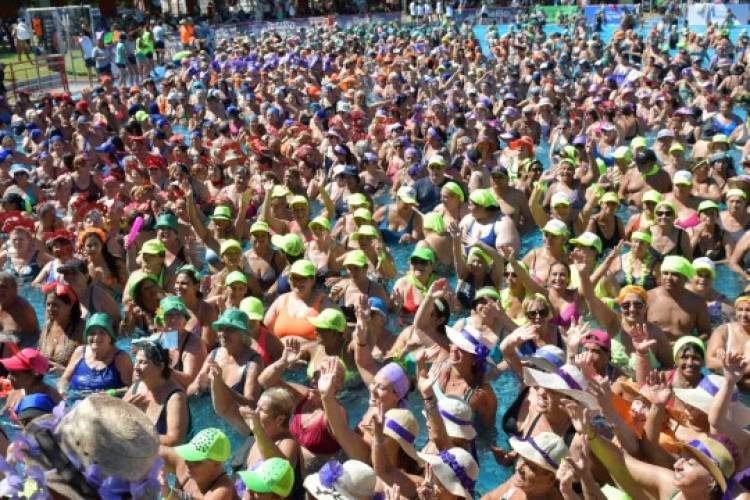 En Rosario comenzaron las colonias municipales de verano para personas mayores