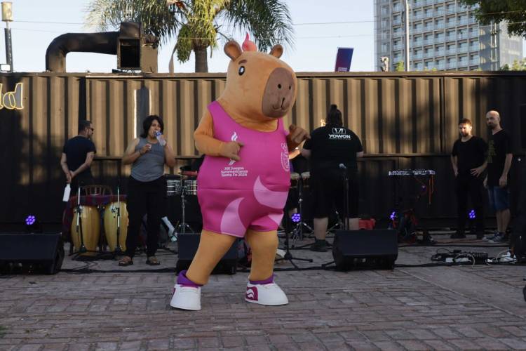 Juegos Suramericanos 2026: Capi se presentó en las playas de la ciudad