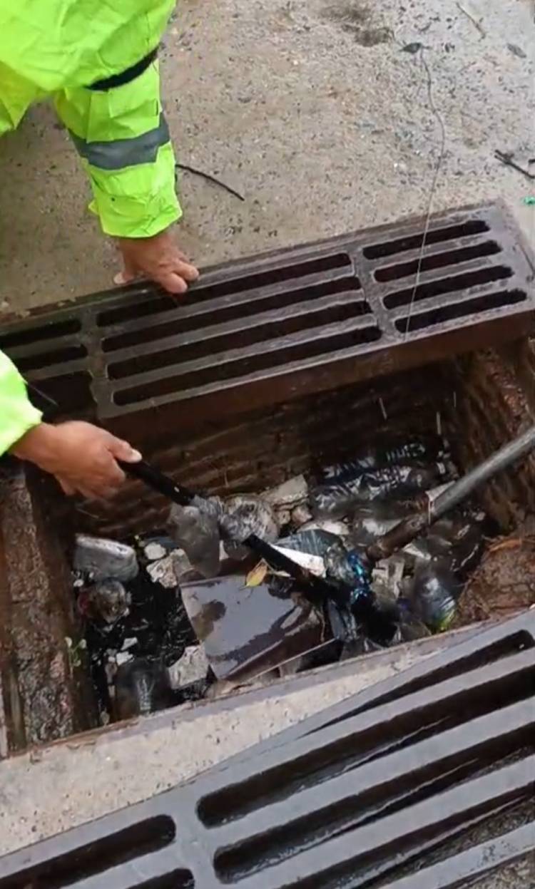 Equipos municipales recorren la ciudad atendiendo puntos críticos: “Las estaciones de bombeo están funcionando a pleno”