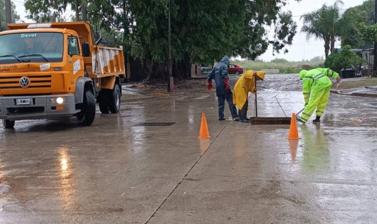 Equipos municipales recorren la ciudad atendiendo puntos críticos: “Las estaciones de bombeo están funcionando a pleno”