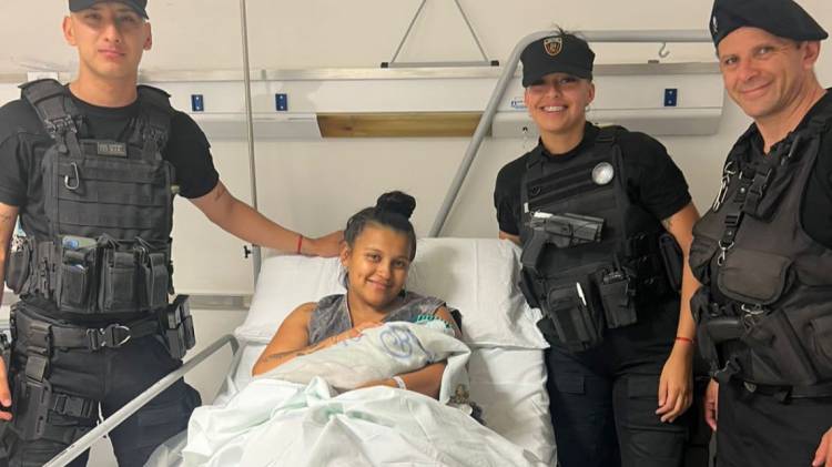 Policías asistieron un parto en las primeras horas del año