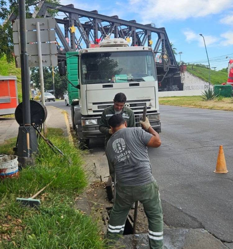 Ante el alerta por tormentas, la Municipalidad intensificó las tareas de limpieza de la red de desagües